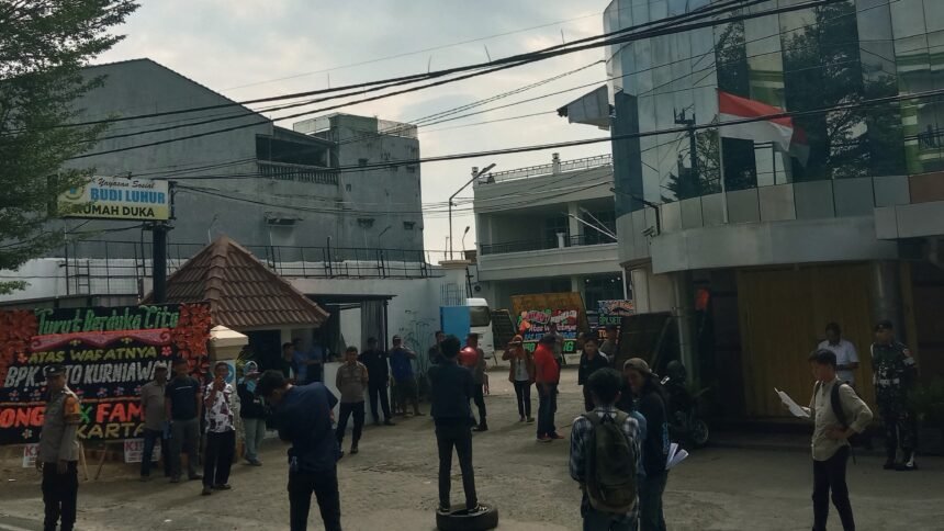 Sejumlah mahasiswa yang tergabung dalam Aliansi Mahasiswa Makassar Anti Rasis (AMMAR) menggelar aksi demonstrasi di depan Kantor Yayasan Sosial Budi Luhur Makassar, Senin (8/9/2025). Mereka menyoroti dugaan ancaman, isu SARA, dan pengelolaan limbah medis yayasan.