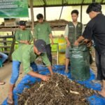Para peternak Desa Pattiro Deceng bersama mahasiswa PPK Ormawa HIMAKAHA FK Unhas mempraktikkan teknik pembuatan kompos dengan memanfaatkan limbah ternak di Maros, Sulawesi Selatan, Minggu (7/9/2025).
