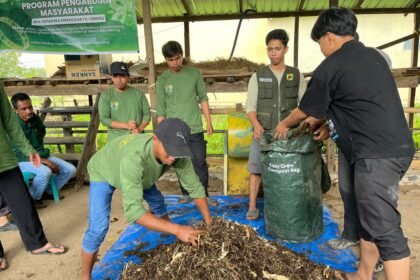 Para peternak Desa Pattiro Deceng bersama mahasiswa PPK Ormawa HIMAKAHA FK Unhas mempraktikkan teknik pembuatan kompos dengan memanfaatkan limbah ternak di Maros, Sulawesi Selatan, Minggu (7/9/2025).