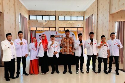 Pengurus DPD PKS Bantaeng periode 2025–2030 berfoto bersama usai pelantikan pada Musyawarah Daerah (Musda) VI di Pantai Marina Baruga Karaeng Latippa, Minggu (7/9/2025).