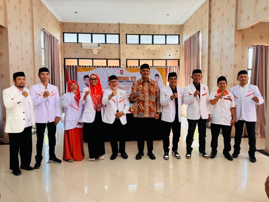 Pengurus DPD PKS Bantaeng periode 2025–2030 berfoto bersama usai pelantikan pada Musyawarah Daerah (Musda) VI di Pantai Marina Baruga Karaeng Latippa, Minggu (7/9/2025).
