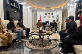 Wali Kota Makassar Munafri Arifuddin menerima audiens SMSI Sulsel di Balai Kota Makassar, Selasa, 9 September 2025. Pertemuan membahas pelantikan pengurus SMSI Sulsel periode 2025–2030.