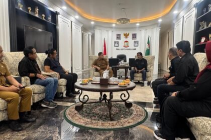 Wali Kota Makassar Munafri Arifuddin menerima audiens SMSI Sulsel di Balai Kota Makassar, Selasa, 9 September 2025. Pertemuan membahas pelantikan pengurus SMSI Sulsel periode 2025–2030.