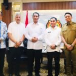Para kepala daerah berfoto bersama Menteri Pertanian Andi Amran Sulaiman usai audiensi terbatas di Jakarta Selatan, Selasa, 9 September 2025. Pertemuan membahas program ketahanan pangan dan pengembangan hilirisasi komoditas pertanian.