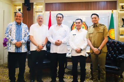 Para kepala daerah berfoto bersama Menteri Pertanian Andi Amran Sulaiman usai audiensi terbatas di Jakarta Selatan, Selasa, 9 September 2025. Pertemuan membahas program ketahanan pangan dan pengembangan hilirisasi komoditas pertanian.