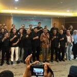 Pengurus Serikat Media Siber Indonesia (SMSI) Sulawesi Selatan periode 2025–2029 berfoto bersama Sekjen SMSI dan Wakil Ketua Umum Bidang Usaha Media Siber dan Digital SMSI Pusat usai prosesi pelantikan di Makassar, Kamis (11/9/2025).