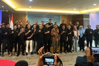 Pengurus Serikat Media Siber Indonesia (SMSI) Sulawesi Selatan periode 2025–2029 berfoto bersama Sekjen SMSI dan Wakil Ketua Umum Bidang Usaha Media Siber dan Digital SMSI Pusat usai prosesi pelantikan di Makassar, Kamis (11/9/2025).