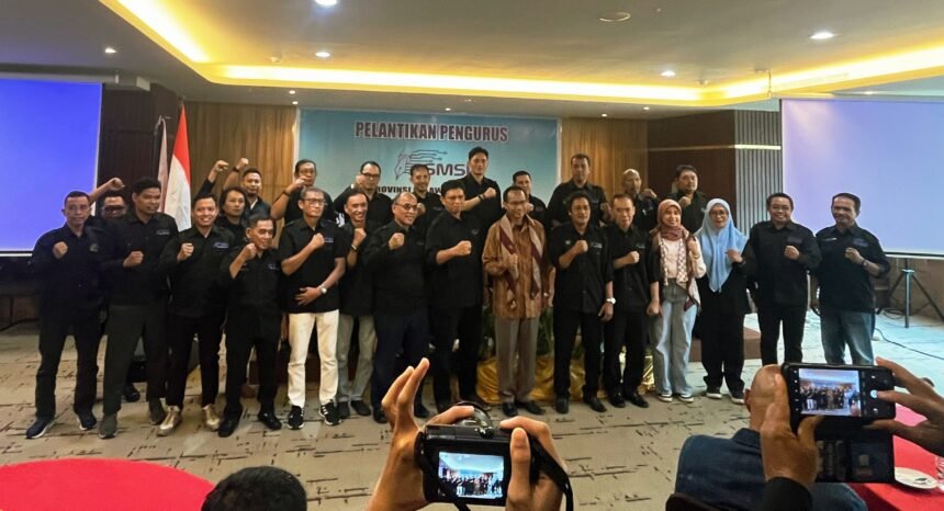 Pengurus Serikat Media Siber Indonesia (SMSI) Sulawesi Selatan periode 2025–2029 berfoto bersama Sekjen SMSI dan Wakil Ketua Umum Bidang Usaha Media Siber dan Digital SMSI Pusat usai prosesi pelantikan di Makassar, Kamis (11/9/2025).