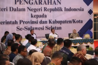 Keterangan foto: Menteri Dalam Negeri Muhammad Tito Karnavian memberikan arahan kepada pemerintah provinsi dan kabupaten/kota se-Sulawesi Selatan di Aula Asta Cita, Rumah Jabatan Gubernur Sulsel, Makassar, Kamis (11/9/2025). Pertemuan ini menekankan pentingnya menjaga kekompakan dan stabilitas keamanan daerah.