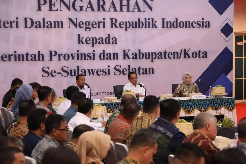 Keterangan foto: Menteri Dalam Negeri Muhammad Tito Karnavian memberikan arahan kepada pemerintah provinsi dan kabupaten/kota se-Sulawesi Selatan di Aula Asta Cita, Rumah Jabatan Gubernur Sulsel, Makassar, Kamis (11/9/2025). Pertemuan ini menekankan pentingnya menjaga kekompakan dan stabilitas keamanan daerah.