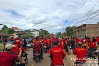 Ratusan massa Ormas Tamalaki dan Dewan Adat Mekongga turun ke jalan menuju site PT Vale Indonesia di Pomalaa, Kolaka, menuntut pemberdayaan tenaga kerja dan pengusaha lokal, Kamis, 11 September 2025.