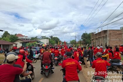 Ratusan massa Ormas Tamalaki dan Dewan Adat Mekongga turun ke jalan menuju site PT Vale Indonesia di Pomalaa, Kolaka, menuntut pemberdayaan tenaga kerja dan pengusaha lokal, Kamis, 11 September 2025.