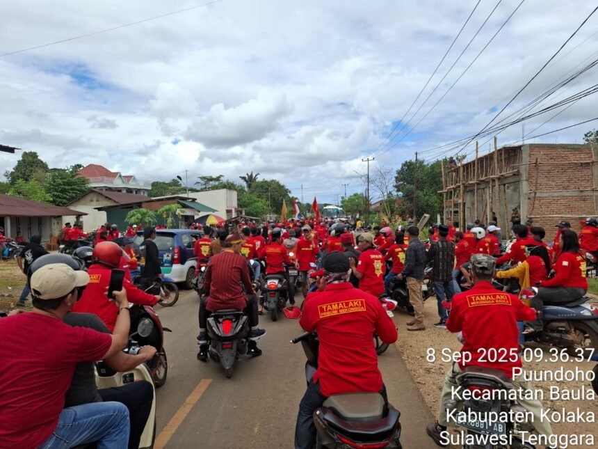 Ratusan massa Ormas Tamalaki dan Dewan Adat Mekongga turun ke jalan menuju site PT Vale Indonesia di Pomalaa, Kolaka, menuntut pemberdayaan tenaga kerja dan pengusaha lokal, Kamis, 11 September 2025.
