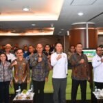 Para pimpinan lembaga, asosiasi, dan pelaku usaha berfoto bersama usai penandatanganan Piagam Komitmen Bersama dan MoU peluncuran ISPE 2026 dan TechXCon 2026 di Auditorium LKPP RI, Jakarta, Rabu (11/9/2025).