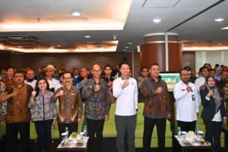 Para pimpinan lembaga, asosiasi, dan pelaku usaha berfoto bersama usai penandatanganan Piagam Komitmen Bersama dan MoU peluncuran ISPE 2026 dan TechXCon 2026 di Auditorium LKPP RI, Jakarta, Rabu (11/9/2025).