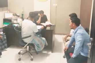 Para tersangka kasus dugaan korupsi pengadaan obat-obatan di Dinas Kesehatan Buru Selatan saat menjalani pemeriksaan administrasi sebelum dilimpahkan ke Lapas Kelas III Namlea, Jumat (12/9/2025). (sk/ho/mp)