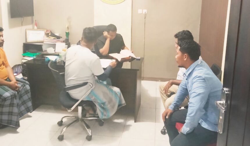 Para tersangka kasus dugaan korupsi pengadaan obat-obatan di Dinas Kesehatan Buru Selatan saat menjalani pemeriksaan administrasi sebelum dilimpahkan ke Lapas Kelas III Namlea, Jumat (12/9/2025). (sk/ho/mp)