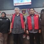 Mantan Pj Bupati Sidoarjo, Hudiyono (tengah), resmi ditahan Kejaksaan Tinggi Jawa Timur bersama tersangka lain terkait kasus dugaan korupsi dana hibah pendidikan. Penahanan ini merupakan hasil laporan dan advokasi panjang Pemantau Keuangan Negara (PKN).