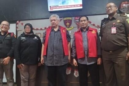 Mantan Pj Bupati Sidoarjo, Hudiyono (tengah), resmi ditahan Kejaksaan Tinggi Jawa Timur bersama tersangka lain terkait kasus dugaan korupsi dana hibah pendidikan. Penahanan ini merupakan hasil laporan dan advokasi panjang Pemantau Keuangan Negara (PKN).