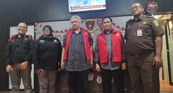 Mantan Pj Bupati Sidoarjo, Hudiyono (tengah), resmi ditahan Kejaksaan Tinggi Jawa Timur bersama tersangka lain terkait kasus dugaan korupsi dana hibah pendidikan. Penahanan ini merupakan hasil laporan dan advokasi panjang Pemantau Keuangan Negara (PKN).