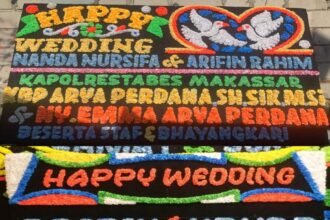 Rangkaian bunga ucapan selamat pernikahan untuk jurnalis Muh Arifin Rahim dan Nanda Nursifa dari Kapolrestabes Makassar Kombes Pol Aris Perdana beserta jajaran, serta Kapolres Bulukumba AKBP Restu Wijayanto.
