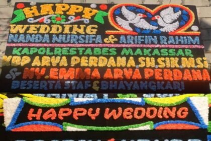 Rangkaian bunga ucapan selamat pernikahan untuk jurnalis Muh Arifin Rahim dan Nanda Nursifa dari Kapolrestabes Makassar Kombes Pol Aris Perdana beserta jajaran, serta Kapolres Bulukumba AKBP Restu Wijayanto.