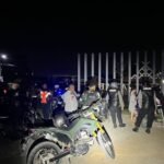 Petugas gabungan di Gowa menggelar patroli Cipkon dengan memeriksa kendaraan dan memberi imbauan kepada masyarakat pada Sabtu malam, 13 September 2025.