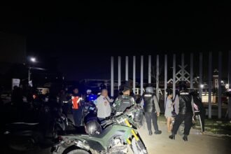 Petugas gabungan di Gowa menggelar patroli Cipkon dengan memeriksa kendaraan dan memberi imbauan kepada masyarakat pada Sabtu malam, 13 September 2025.