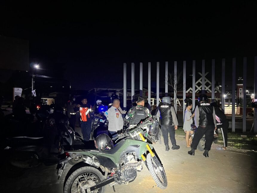 Petugas gabungan di Gowa menggelar patroli Cipkon dengan memeriksa kendaraan dan memberi imbauan kepada masyarakat pada Sabtu malam, 13 September 2025.