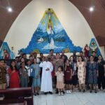 Kapolsek Namlea Iptu Charles Langitan berfoto bersama jemaat Gereja Katolik Santa Maria Bintang Laut usai kegiatan Minggu Kasih di Namlea, Kabupaten Buru, Maluku, Minggu (14/9/2025).