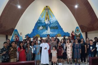 Kapolsek Namlea Iptu Charles Langitan berfoto bersama jemaat Gereja Katolik Santa Maria Bintang Laut usai kegiatan Minggu Kasih di Namlea, Kabupaten Buru, Maluku, Minggu (14/9/2025).