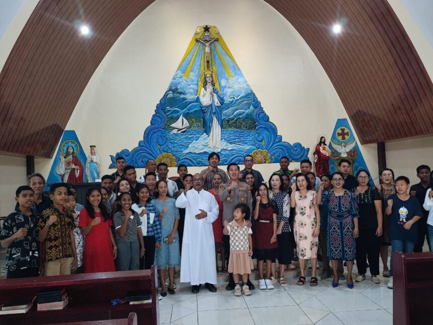 Kapolsek Namlea Iptu Charles Langitan berfoto bersama jemaat Gereja Katolik Santa Maria Bintang Laut usai kegiatan Minggu Kasih di Namlea, Kabupaten Buru, Maluku, Minggu (14/9/2025).