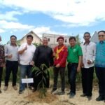 Kader PMKRI Cabang Makassar bersama pastor, alumni, dan umat menanam pohon di Stasi St. Martinus Bajimangai, Paroki Maria Rosa Mystica Sudiang pada 14 September 2025 sebagai penutup rangkaian Dies Natalis ke-70.