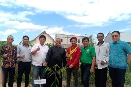 Kader PMKRI Cabang Makassar bersama pastor, alumni, dan umat menanam pohon di Stasi St. Martinus Bajimangai, Paroki Maria Rosa Mystica Sudiang pada 14 September 2025 sebagai penutup rangkaian Dies Natalis ke-70.