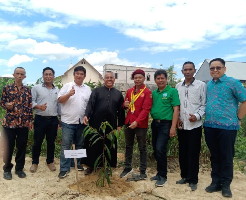 Kader PMKRI Cabang Makassar bersama pastor, alumni, dan umat menanam pohon di Stasi St. Martinus Bajimangai, Paroki Maria Rosa Mystica Sudiang pada 14 September 2025 sebagai penutup rangkaian Dies Natalis ke-70.