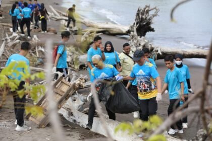 Civitas academica Poltekpar Makassar mengumpulkan sampah di pesisir Pantai dalam aksi Gerakan Wisata Bersih, Senin (15/9/2025).