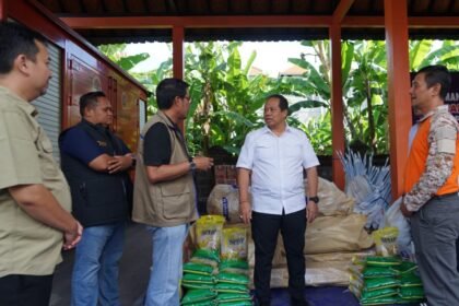 Bantuan logistik untuk masyarakat terdampak banjir di Denpasar, Jumat (12/9/2025). Bantuan berupa beras, mi instan, dan tenda posko disalurkan untuk mendukung penanganan darurat bencana. 