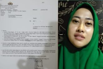 Pelapor Tanty Rudjito menunjukkan dokumen perkembangan kasus penganiayaan yang kini resmi dinyatakan lengkap (P-21) oleh Kejaksaan Negeri Makassar, 1 September 2025.