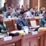 Menteri Pertahanan Sjafrie Sjamsoeddin bersama Panglima TNI Jenderal Agus Subiyanto dan para Kepala Staf Angkatan mengikuti rapat kerja dengan Komisi I DPR RI di Gedung Nusantara II, Jakarta, Selasa, 16 September 2025. Rapat membahas penyesuaian Rencana Kerja dan Anggaran (RKA) Kemhan/TNI Tahun Anggaran 2026 yang disetujui senilai Rp187,1 triliun.