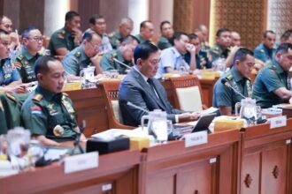 Menteri Pertahanan Sjafrie Sjamsoeddin bersama Panglima TNI Jenderal Agus Subiyanto dan para Kepala Staf Angkatan mengikuti rapat kerja dengan Komisi I DPR RI di Gedung Nusantara II, Jakarta, Selasa, 16 September 2025. Rapat membahas penyesuaian Rencana Kerja dan Anggaran (RKA) Kemhan/TNI Tahun Anggaran 2026 yang disetujui senilai Rp187,1 triliun.