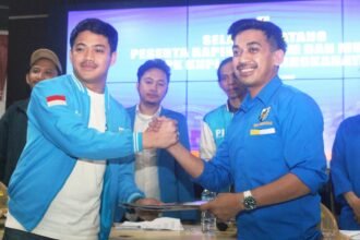 Ketua DPK KNPI Biringkanaya periode 2022–2025, Aldy Rafzanjani Thamrin, bersama Ketua DPK KNPI Biringkanaya terpilih Periode 2025-2028 Andi Muhammad Farid. (foto: mediapesan/paul)
