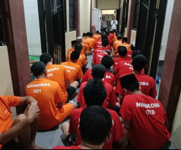 Para tahanan Polres Gowa mengikuti kegiatan pembinaan rohani dan mental (Binrohtal) di Ruang Tahti, Jumat, 19 September 2025. Kegiatan ini menghadirkan penceramah untuk memberikan tausiyah dan doa bersama.