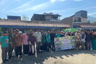 Pemkab Enrekang bersama masyarakat memperingati Hari Kebersihan Sedunia dengan aksi bersih-bersih di Pasar Sentral Enrekang, (19/9/2025).