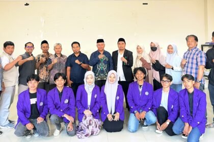 Mahasiswa dilepas langsung oleh Rektor UNIMEN, Dr. Drs. H. Syawal Sitonda, M.Ag di Kampus I UNIMEN, Jl. Jenderal Sudirman No. 17 Enrekang, Jum’at (19/9/2025).