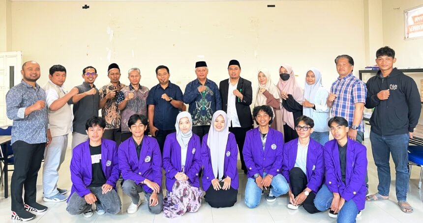 Mahasiswa dilepas langsung oleh Rektor UNIMEN, Dr. Drs. H. Syawal Sitonda, M.Ag di Kampus I UNIMEN, Jl. Jenderal Sudirman No. 17 Enrekang, Jum’at (19/9/2025).