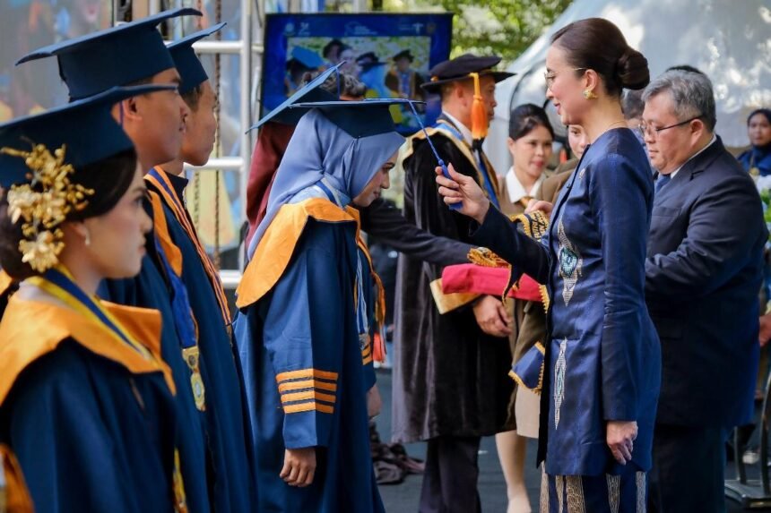 Menteri Pariwisata Widiyanti Putri Wardhana mengalungkan tanda kelulusan kepada wisudawan Poltekpar Makassar, Sabtu (20/9/2025).