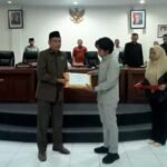 Plh Sekda Enrekang, Zulkarnain Kara, menyerahkan nota keuangan daerah dalam rapat paripurna DPRD Enrekang, Jumat (19/9/2025).
