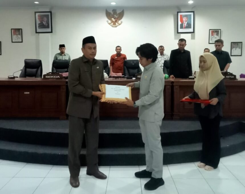 Plh Sekda Enrekang, Zulkarnain Kara, menyerahkan nota keuangan daerah dalam rapat paripurna DPRD Enrekang, Jumat (19/9/2025).