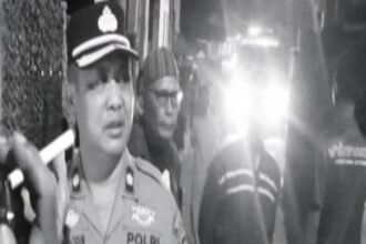 Kapolsek Tamalate, Kompol Syarifuddin, memimpin langsung pengamanan lokasi kebakaran di Jalan Telur Bayur Dalam, Makassar.