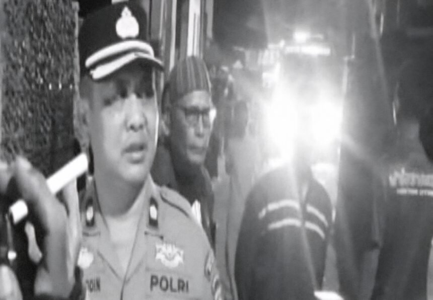 Kapolsek Tamalate, Kompol Syarifuddin, memimpin langsung pengamanan lokasi kebakaran di Jalan Telur Bayur Dalam, Makassar.